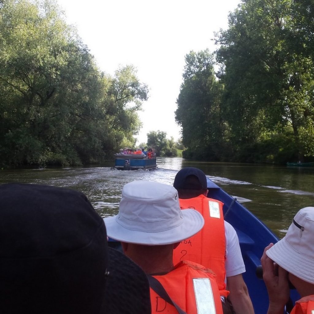 turisti intr-o excursie in delta dunarii