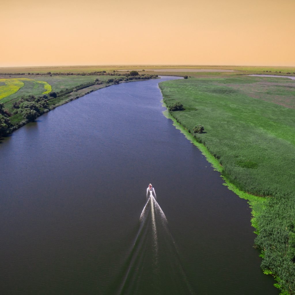 O barca pe un canal intr-o excurise in Delta Dunarii