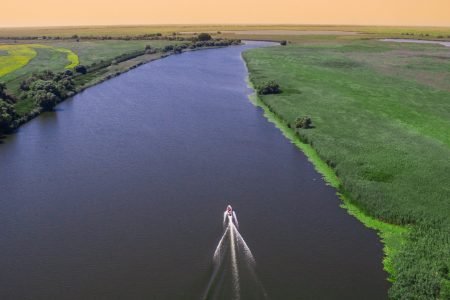 O barca pe un canal intr-o excurise in Delta Dunarii