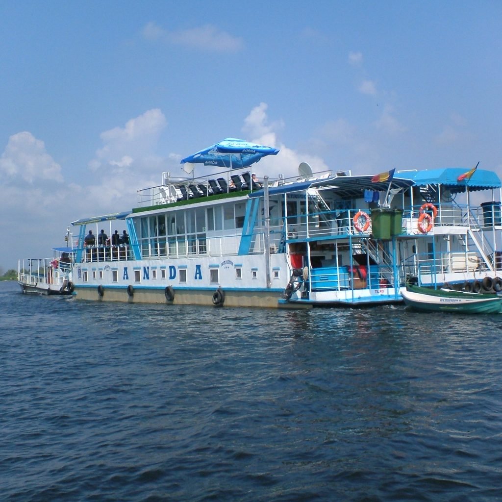 poza cu un ponton din excursii in delta dunarii