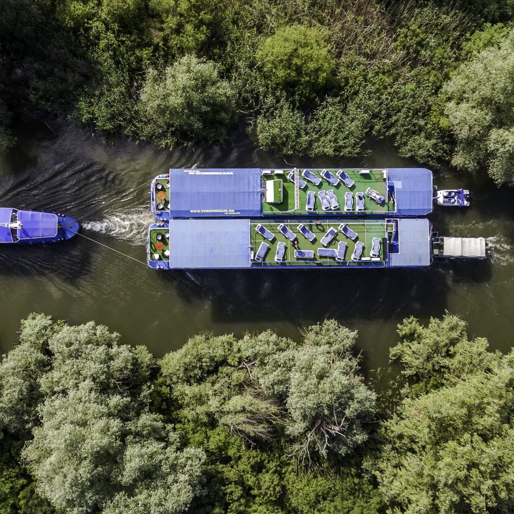Hotelurile plutitoare Anda fotografiate cu drona in timpul unei excursii in Delta Dunarii