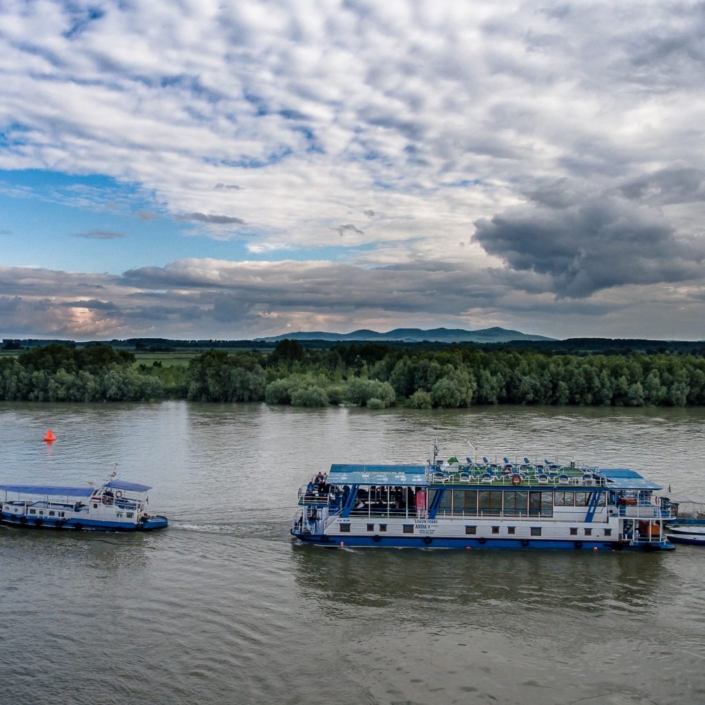 Hotelurile plutitoare Anda intr-o excursie in Delta Dunarii